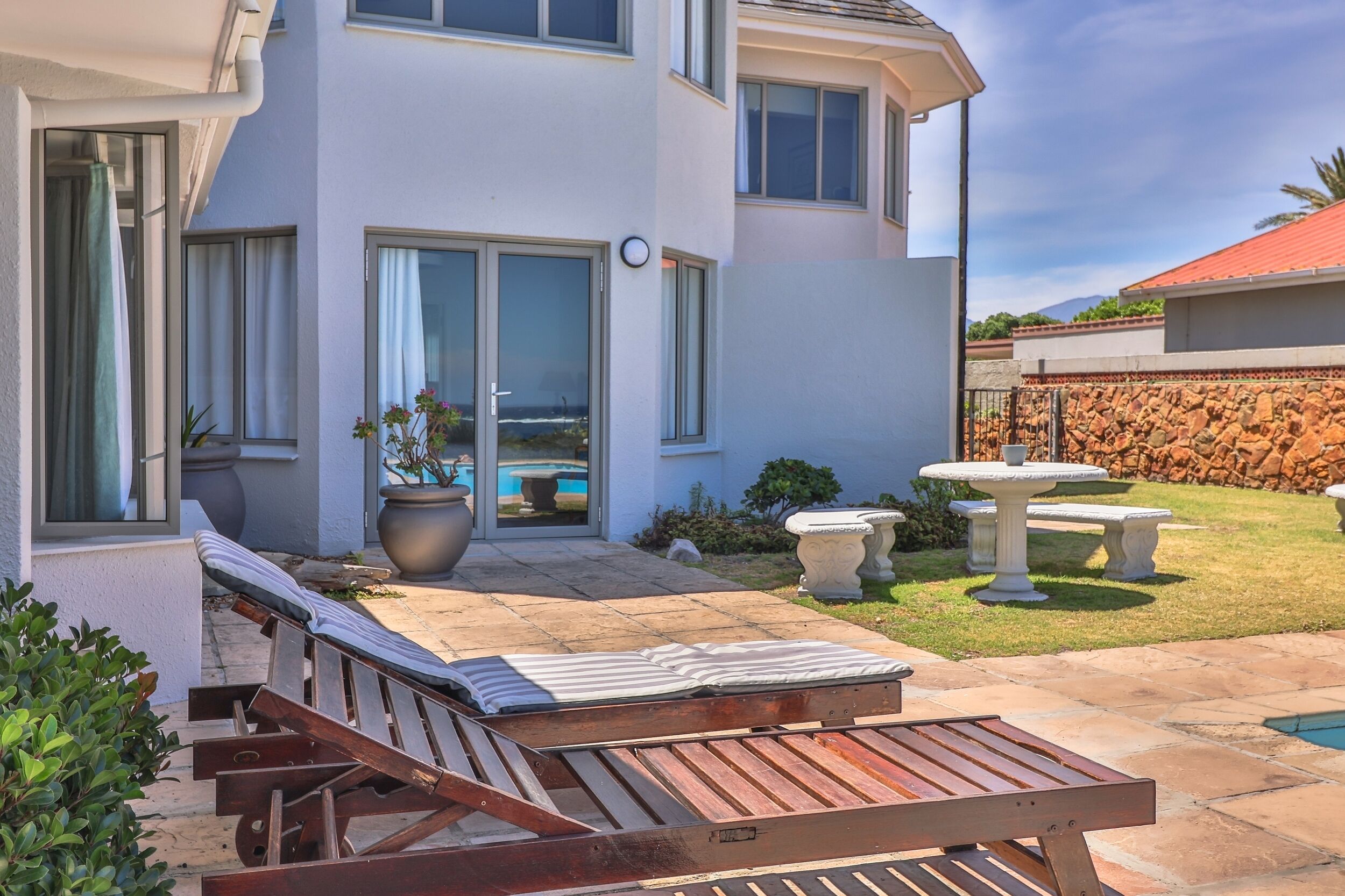 Kahden hengen executive-huone, merinäköala, pohjakerroksessa | Tallelokero huoneessa, ilmainen Wi-Fi