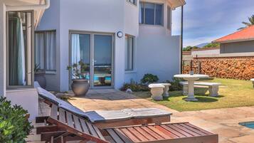 Kahden hengen executive-huone, merinäköala, pohjakerroksessa | Tallelokero huoneessa, ilmainen Wi-Fi