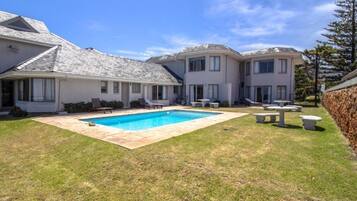 Piscina externa, espreguiçadeiras