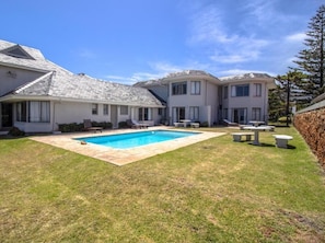 Piscina all'aperto, lettini