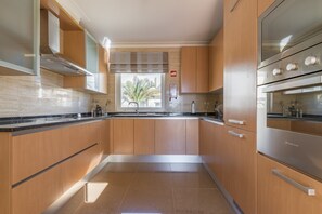 Jääkaappi, mikroaaltouuni, uuni, astianpesukone