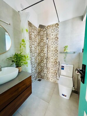 Shower, towels, soap, shampoo
