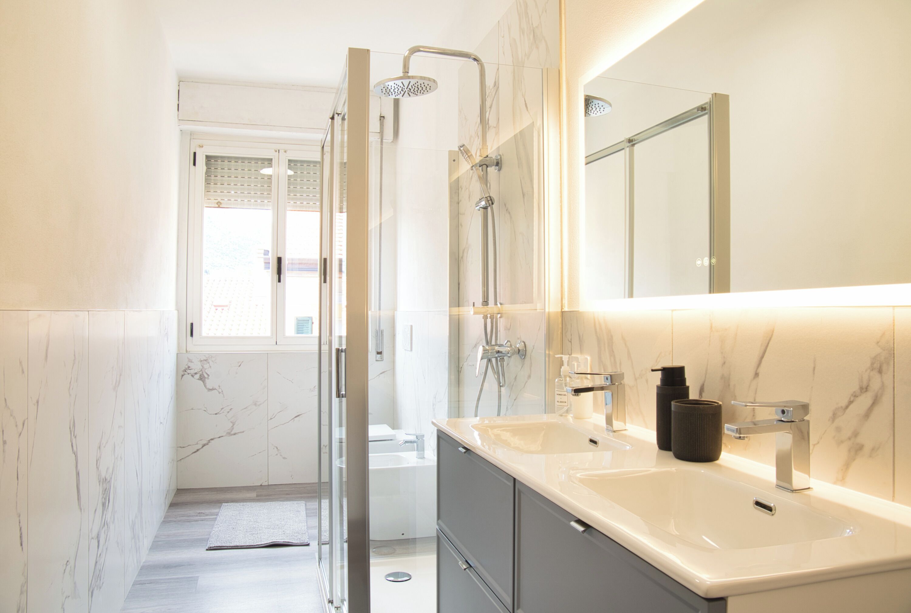Bruser, hårtørrer, bidet, håndklæder
