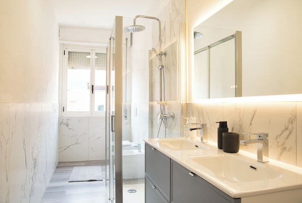 Dusche, Haartrockner, Bidet, Handtücher