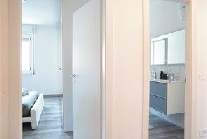 2 bedrooms, iron/ironing board, free WiFi, bed sheets - Royal Suite - Lake Como (Lecco)