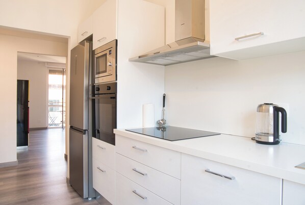 Kühlschrank, Mikrowelle, Ofen, Herdplatte