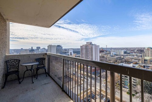 Comfortable 1BR Retreat in Downtown. Fully Equipped with Wi-fi and Parking Space