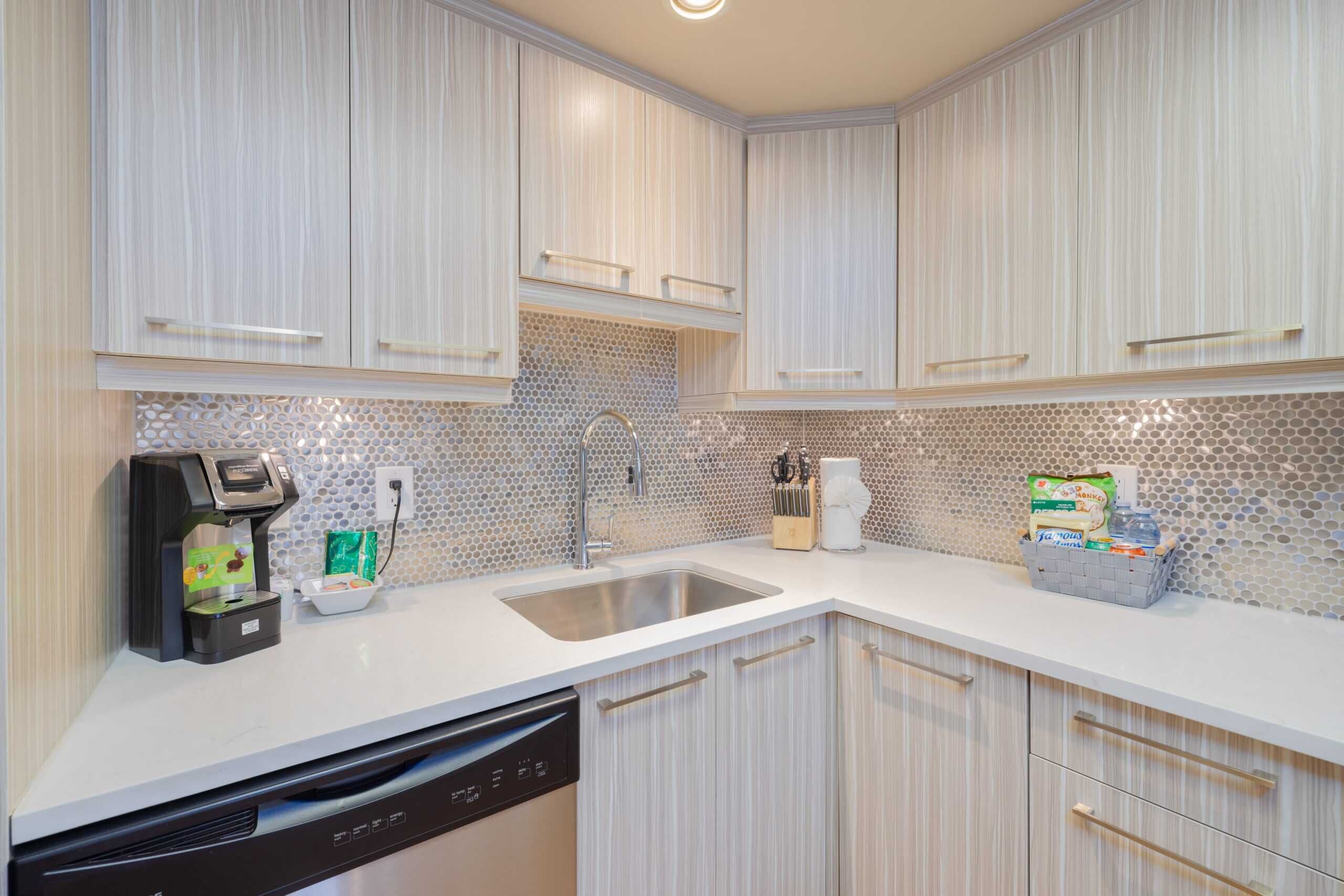 Micro-ondes, four, plaque de cuisson, lave-vaisselle