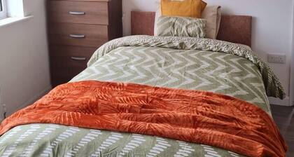 The Happy Place, welcome to this cosy home sat in a quite part of Waltham Cross.