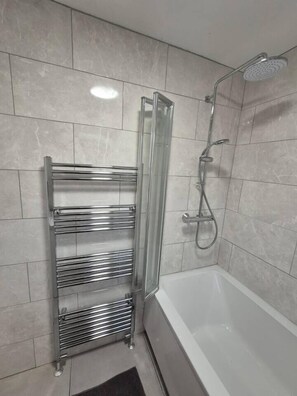 Towels, toilet paper - The Happy Place (Cheshunt)