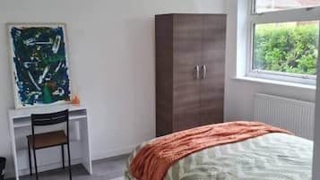 3 slaapkamers, een strijkplank/strijkijzer, wifi, beddengoed