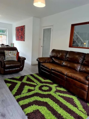 TV - The Happy Place, welcome to this cosy home sat in a quite part of Waltham Cross. (Cheshunt)