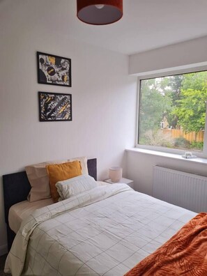 3 bedrooms, WiFi, bed sheets - The Happy Place, welcome to this cosy home sat in a quite part of Waltham Cross. (Cheshunt)