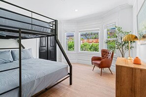 4 عدّة غرف نوم ومكواة/لوح كي وسرير سفر وواي فاي