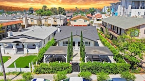 A residential area with modern houses, a covered patio, and a well-maintained lawn. - San Diego Gem-Charming 4BR Home (San Diego)