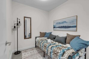 2 bedrooms, desk, iron/ironing board, WiFi - Whispering Pines Retreat DT Getaway & Skyline Views (Calgary)