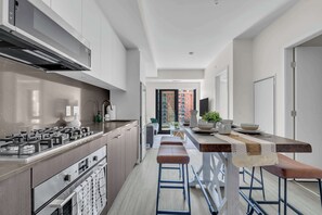 冷蔵庫、電子レンジ、オーブン、コンロ