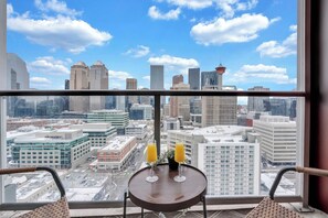 Outdoor dining - the YYC Lookout Tower & City Vibes 2BR w Parking (Calgary)