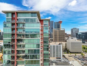 Exterior - the YYC Lookout Tower & City Vibes 2BR w Parking (Calgary)