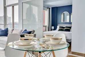 2 bedrooms, desk, iron/ironing board, WiFi - the YYC Lookout Tower & City Vibes 2BR w Parking (Calgary)