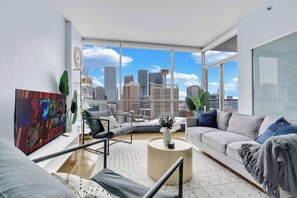 TV, books, offices - the YYC Lookout Tower & City Vibes 2BR w Parking (Calgary)