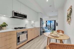 冷蔵庫、電子レンジ、オーブン、コンロ