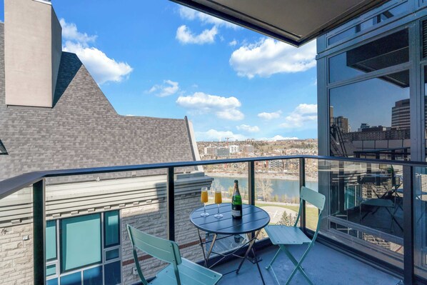 Outdoor dining - The Sage Nook DT Gym River Walk (Calgary)