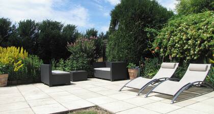 Exclusive countryside retreat on 8 acres with private lake - pet friendly !