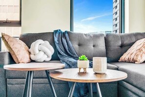 Televisión y oficina 