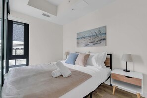 Desk, iron/ironing board, WiFi, bed sheets