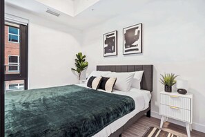 1 bedroom, desk, iron/ironing board, WiFi - Central River Luxe, Gym (Calgary)