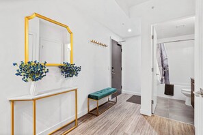 Shower, hair dryer - Central River Luxe, Gym (Calgary)