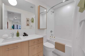 Douche, sèche-cheveux, serviettes fournies