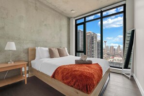 2 bedrooms, desk, iron/ironing board, WiFi - Earthlight Golden Hour Corner (Calgary)