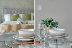2 habitaciones, escritorio, tabla de planchar con plancha y wifi