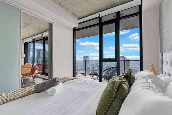 2 bedrooms, desk, iron/ironing board, WiFi - Earthlight Golden Hour Corner (Calgary)