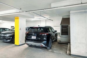 Property grounds - SUB-PENT House Beltline Oasis 2BR with Panoramic Glass Windows (Calgary)