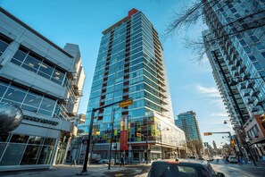 Exterior - SUB-PENT House Beltline Oasis 2BR with Panoramic Glass Windows (Calgary)