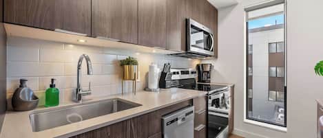 Réfrigérateur, micro-ondes, four, plaque de cuisson