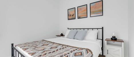 1 soverom, skrivebord, strykejern/-brett og wi-fi