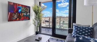 Golden Horizon Luxe Comfort & Iconic City Views