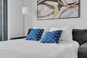 2 室のベッドルーム、デスク、アイロン / アイロン台、WiFi