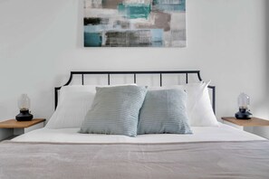 2 bedrooms, desk, iron/ironing board, WiFi