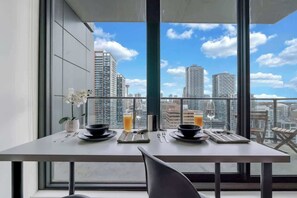 Dining - Sunny Cozy Calgary Tower View (Calgary)