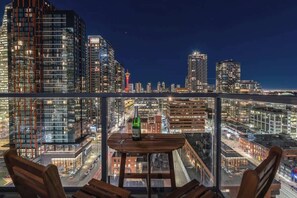 Outdoor dining - Sunny Cozy Calgary Tower View (Calgary)
