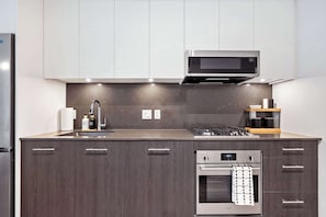 Réfrigérateur, four à micro-ondes, un four, surface de cuisson