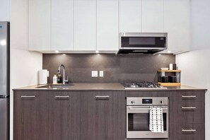 Fridge, microwave, oven, stovetop - Central Calgary Riverside Haven (Calgary)