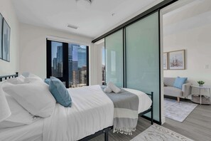 1 bedroom, desk, iron/ironing board, WiFi - The Terra Flat DT Skyline Views (Calgary)