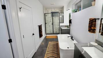 Dusche, Whirlpool, Haartrockner, Handtücher