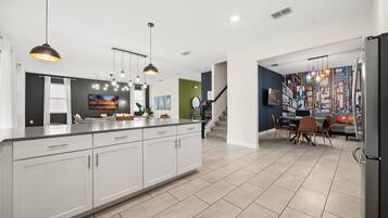 Villa familiar | Cocina privada | Frigorífico grande, microondas, placa de cocina y lavavajillas